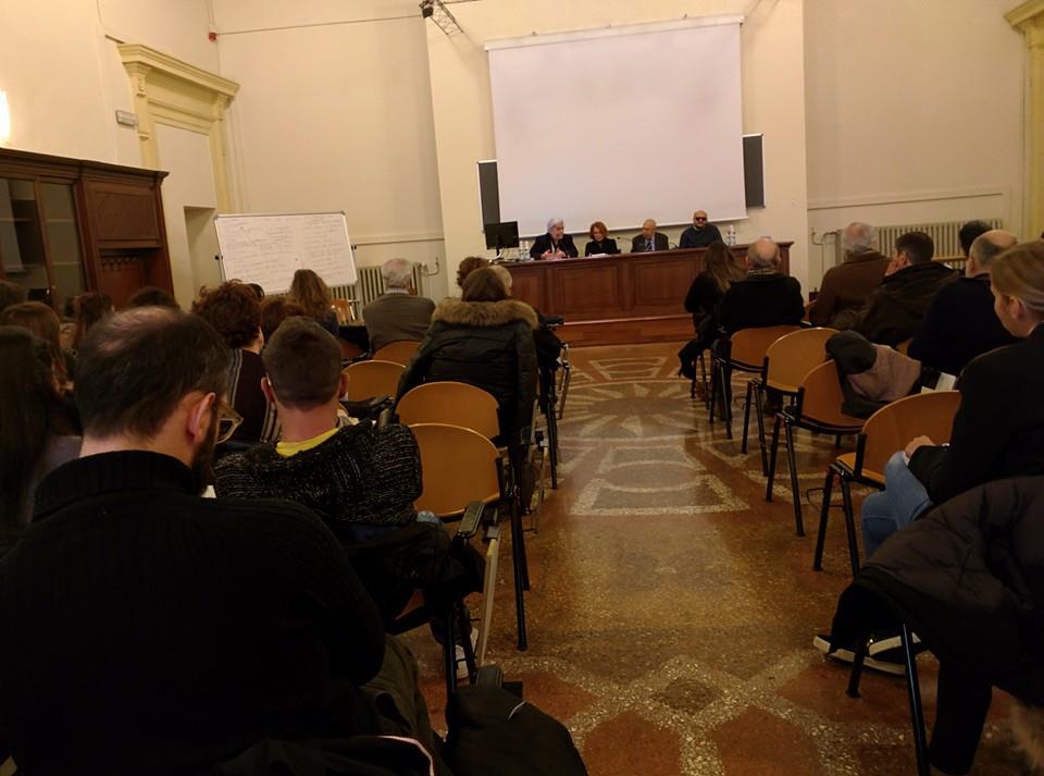 Foto dell'aula, con i 21 studenti selezionati, in platea e i dirigenti IRIFOR e UNIBO in cattedra.